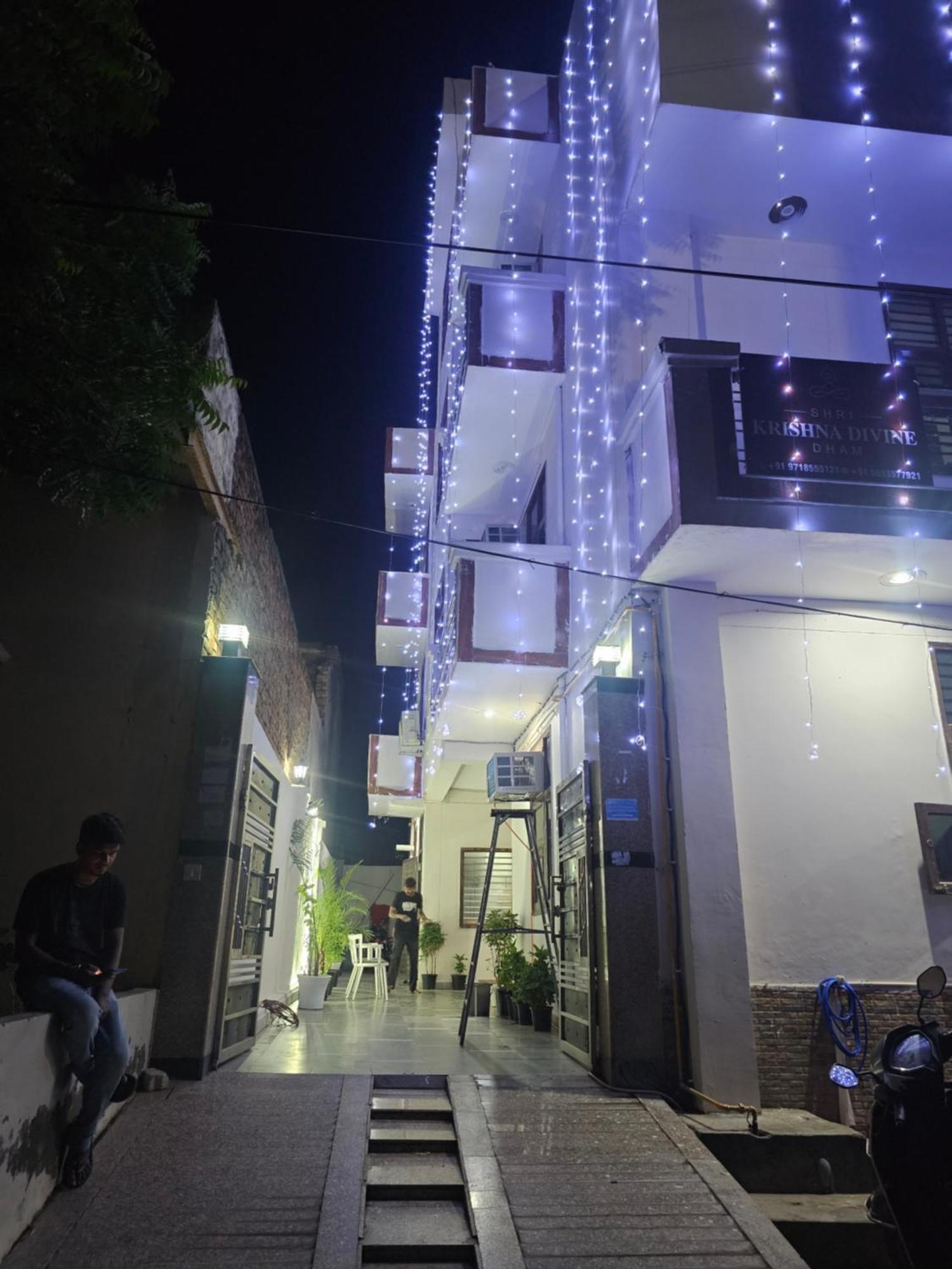 فندق Shri Krishna Divine Dham ماثورا المظهر الخارجي الصورة